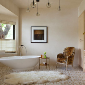 Fauteuil tacheté dans la salle de bain