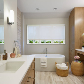 Volets roulants sur la fenêtre de la salle de bain