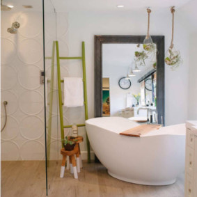 Une échelle au lieu d'un cintre dans la salle de bain