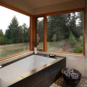 Panier en osier avec serviettes grises