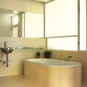 Mosaïque en céramique dans la décoration de la salle de bain