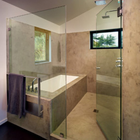 Porte battante en verre transparent