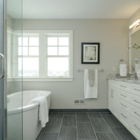 Grand miroir dans la salle de bain