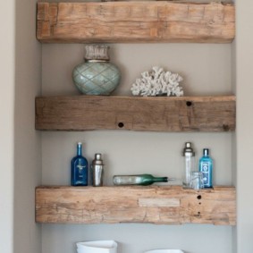 Banyoda aksesuarlar için şık ahşap raflar