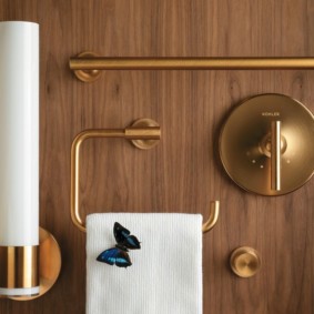 Pirinç tutucu üzerinde beyaz havlu