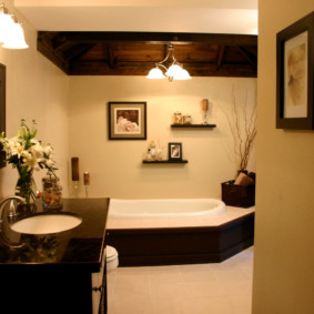 Tahta bir sandık üzerinde taze çiçekler