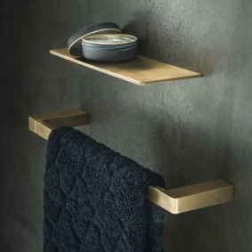 Bakır tutucu üzerinde siyah havlu