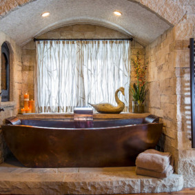 Rahat koltuk başlıkları ile büyük küvet