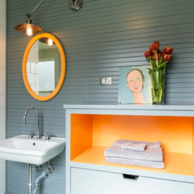 Parlak çerçevede oval ayna