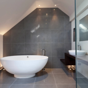 Minimalist çatı katı banyosu