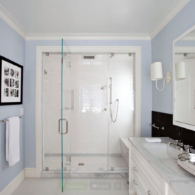 Banyo duvarındaki fotoğraf koleksiyonu