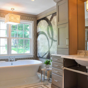 Özel bir evde bir pencere önünde akrilik küvet