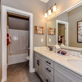 Aynalı duvara monte edilmiş banyo