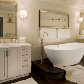 Ahşap bir Kaide üzerine plastik küvet