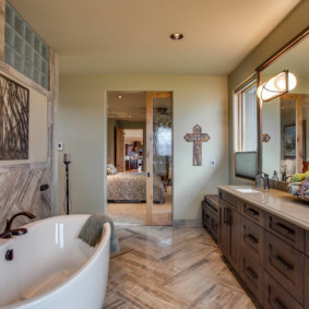 Özel bir evin banyosunda parke zemin