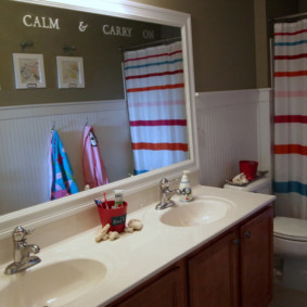 Banyo üzerinde çizgili kumaş perde