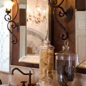 Kıvırcık bir braket üzerine duvara monte edilen armatürler