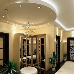 Hall avec plafond à plusieurs niveaux