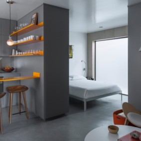 Cloison grise dans un studio