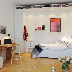 Collection de photos sur un mur blanc