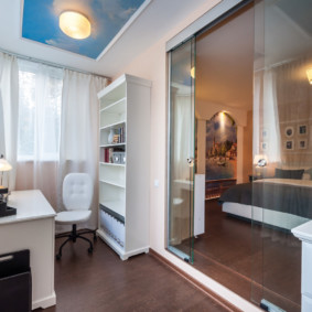 Paroi coulissante en verre transparent