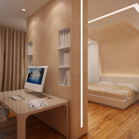 Bureau derrière la cloison dans la chambre