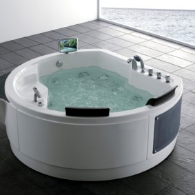 Làm sạch nước trong bồn tắm acrylic tròn