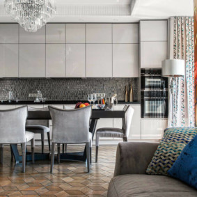 Fachadas cinza de um conjunto de cozinha