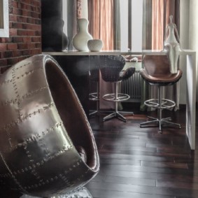 Poltrona de couro na cozinha no estilo loft