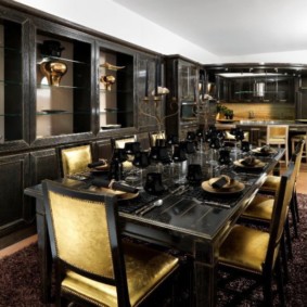 Móveis pretos no interior da cozinha