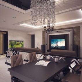 Lustre de vidro acima da mesa da cozinha