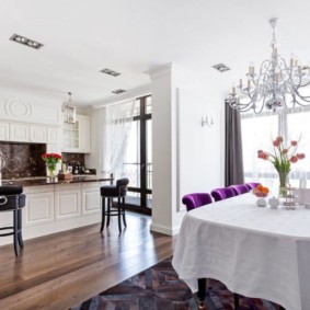 Toalha de mesa branca em cima da mesa de jantar