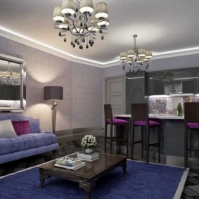 Mesa de café em um tapete azul