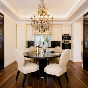 Estofamento brilhante em cadeiras de cozinha