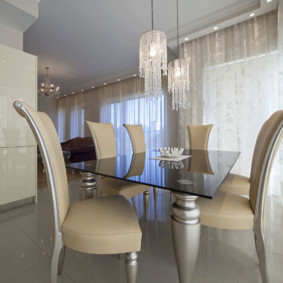 Cadeiras bonitas na sala de jantar cozinha