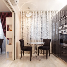 Cozinha linear com espaço para refeições