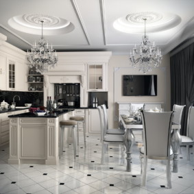 Molduras de gesso no teto da sala de cozinha