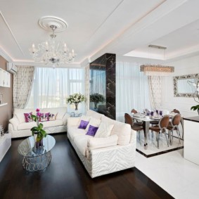 Móveis brancos em um piso escuro