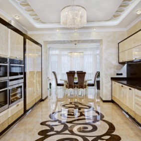 Padrão de telha cerâmica no chão da cozinha