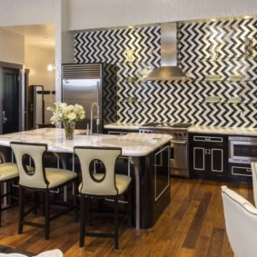 Diamantes cerâmicos no avental da cozinha