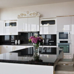 Fachadas brilhantes de um conjunto de cozinha