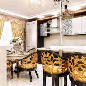 Padrões banhados a ouro nas costas das cadeiras