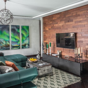 Painel de madeira na parede da cozinha da sala