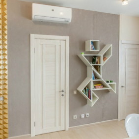 Étagères de fantaisie pas contre un mur gris