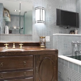 Meubles en bois dans la salle de bain