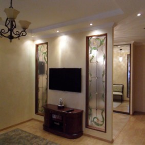 Télévision noire sur le mur du salon