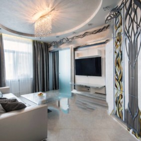 Lustre en cristal au plafond du salon