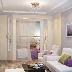 Tulle léger sur la porte de la chambre