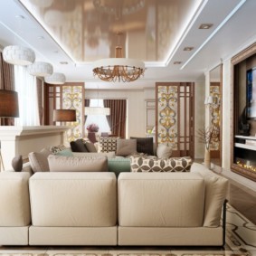 Plafond tendu dans le salon de l'appartement