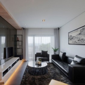 Canapé noir avec revêtement en cuir